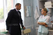 Заместитель губернатора нижегородской области по социальной политике Дмитрий Сватковский разговаривает с молодым специалистом больницы