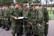Военнослужащим демонстрируют фотографии о последствиях нарушения техники безопасности со взрывчаткой