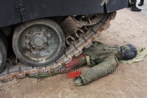 Последствия нарушений правил техники безопасности  (на манекене) при маневрах военной техники