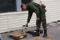 Демонстрация последствий загрязнения воды моторным маслом. Армия все больше внимания уделяет вопросам защиты окружающей среды