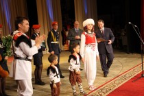 Михаил Бабич вручает призы победителям окружного конкурса Успешная семья