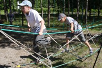 Дети обучаются прохождению по веревочным лестницам