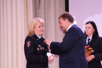 Заместитель главы МВД России Сергей Герасимов вручает руководителю ГУ МВД России по Нижегородской области Ольге Кравчук медаль и благодарственное письмо от МВД