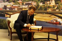 Сергей Герасимов оставил первую запись в книге почетных гостей музея ГУ МВД РФ по Нижегородской области