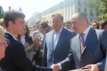 Руководители Нижнего Новгорода награждают выпускников