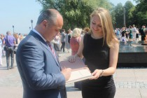 Олег Кондрашов вручает почетные грамоты