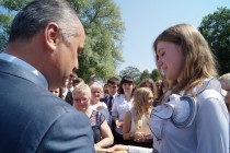 Олег Кондрашов вручает награду выпускнице