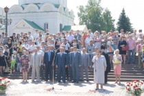 Ирина Тарасова поздравляет выпускников с окончанием школы