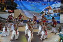 Участники коллектива Чандара исполняют танец Pandam Paliya