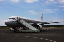 А-320 в ретроливрее в ожидании пассажиров в международном аэропорту Нижний Новгород
