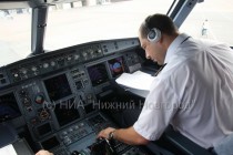 Второй пилот вводит план полета в навигационную систему воздушного судна