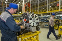 Сборка двигателя на конвейере производства автомобилей Mercedes-Benz Sprinter на ОАО ГАЗ