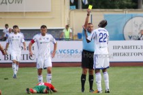 Арбитр выносит предупреждение игроку ФК Волга