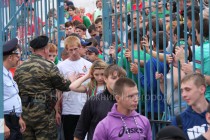 Полиция на выходе со стадиона отлавливала футбольных хулиганов