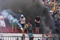 Футбольные хулиганы прячут лица, чтобы не быть опознанными полицией