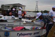 Участник протирает яхту после дождя