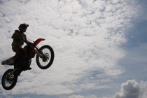 На фестивале в Большом Козино летают не только самолеты, но и мотоциклы