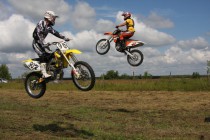 На фестивале в Большом Козино летают не только самолеты, но и мотоциклы