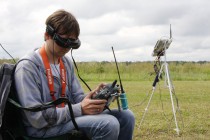 Пилот радиоуправляемого самолета ведет его при помощи видеосигнала с борта