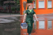 Заведующая сектором птиц зоопарка Лимпопо Валерия Завалюева выносит клетку с совами из зоопарка
