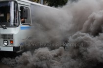 Неизвестный бросил дымовую шашку под автобус с задержанными и полицией