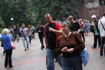 Случайные прохожие в спешке покидают место проведения акции