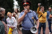 Сотрудник полиции предупреждает о том, что проведение акции незаконно