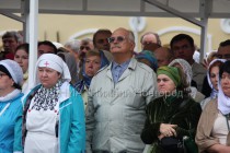 Кинорежиссер Никита Михалков в толпе паломников