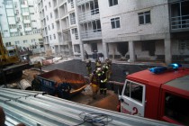 Пожарные работают на месте происшествия