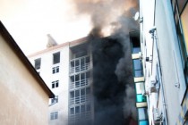 Ликвидации пожара мешали неправильно припаркованные машины и бетонные блоки