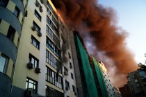 Едкий дым охватил здание со всех сторон