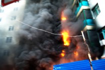 Огонь перекинулся на семь этажей дома