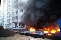 Горящий утеплитель падал вниз и затруднял доступ к зданию