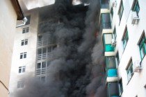 За считанные минуты огонь охватил здание практически целиком