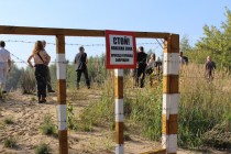 Журналисты осматривают полигон Черная Дыра