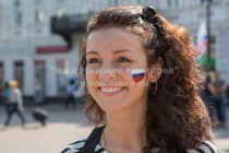 Участница акции в честь празднования Дня государственного флага РФ