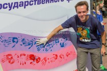 Желающих оставить свой отпечаток руки было много