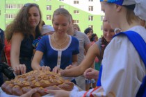 Новоселов встречали караваем