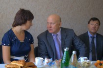 Валерий Шанцев на чаепитии у учительницы – хозяйки новой квартиры