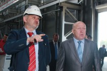 Гендиректор Даниели-Волга Владислав Лурье демонстрирует Валерию Шанцеву новый цех