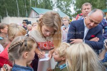 Наталья Водянова раздает автографы