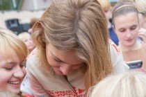 Наталья Водянова раздает автографы