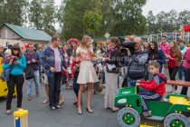 Наталья Водянова проводит экскурсию по игровому парку