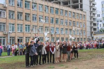 Торжественная линейка завершилась выпуском белых голубей