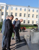 Первые лица области и города возложили цветы к памятным местам Нижегородского кремля в честь Дня города