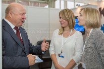Валерий Шанцев беседует с Елизаветой Зубакиной и Татьяной Салахетдиновой на стенде газеты Коммерсант