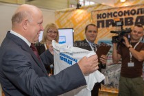 Валерий Шанцев на стенде газеты Комсомольская правда