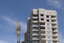 За синим забором продолжается активная стройка