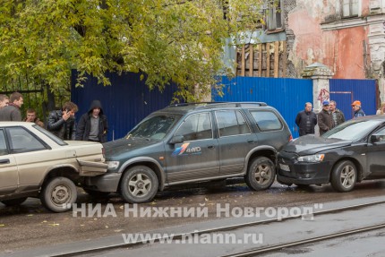 Два ДТП одновременно произошли на улице Ильинской в Нижнем Новгороде