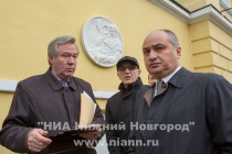 На фасаде дома №45 будут установлены два барельефа, изображающие персонажей повести А. С. Пушкина Пиковая дама